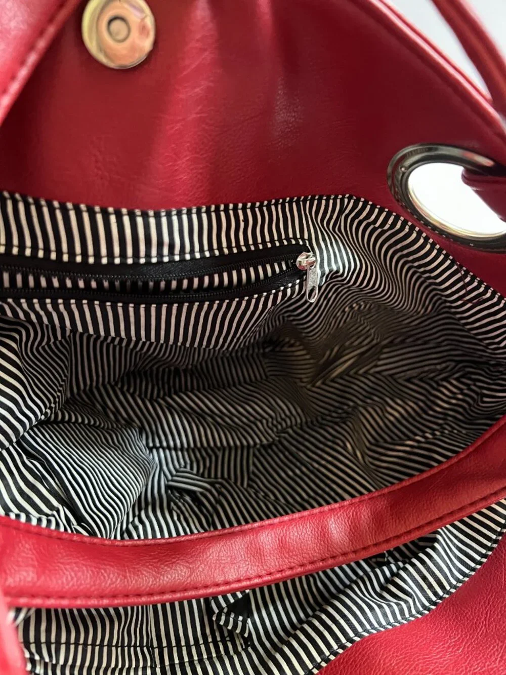 Hobo Bag in Red with blue-striped interior